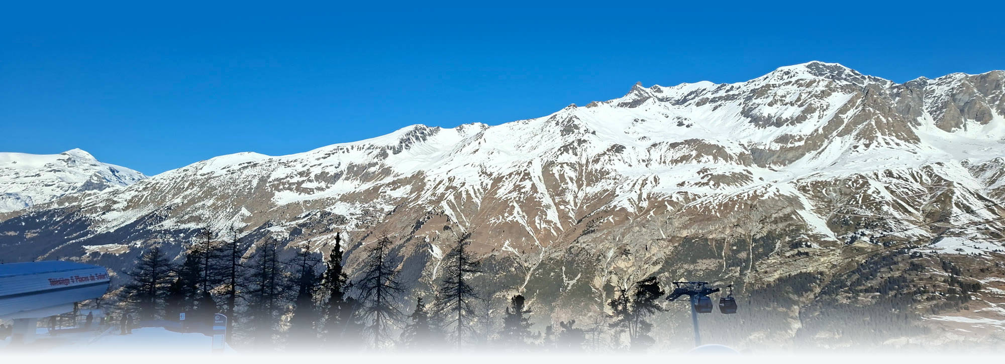 Les sommets enneigés de Val Cenis sous un ciel bleu