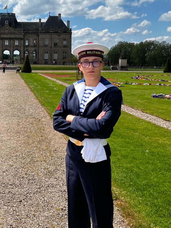 Enzo en uniforme de la préparation militaire marine, devant un château