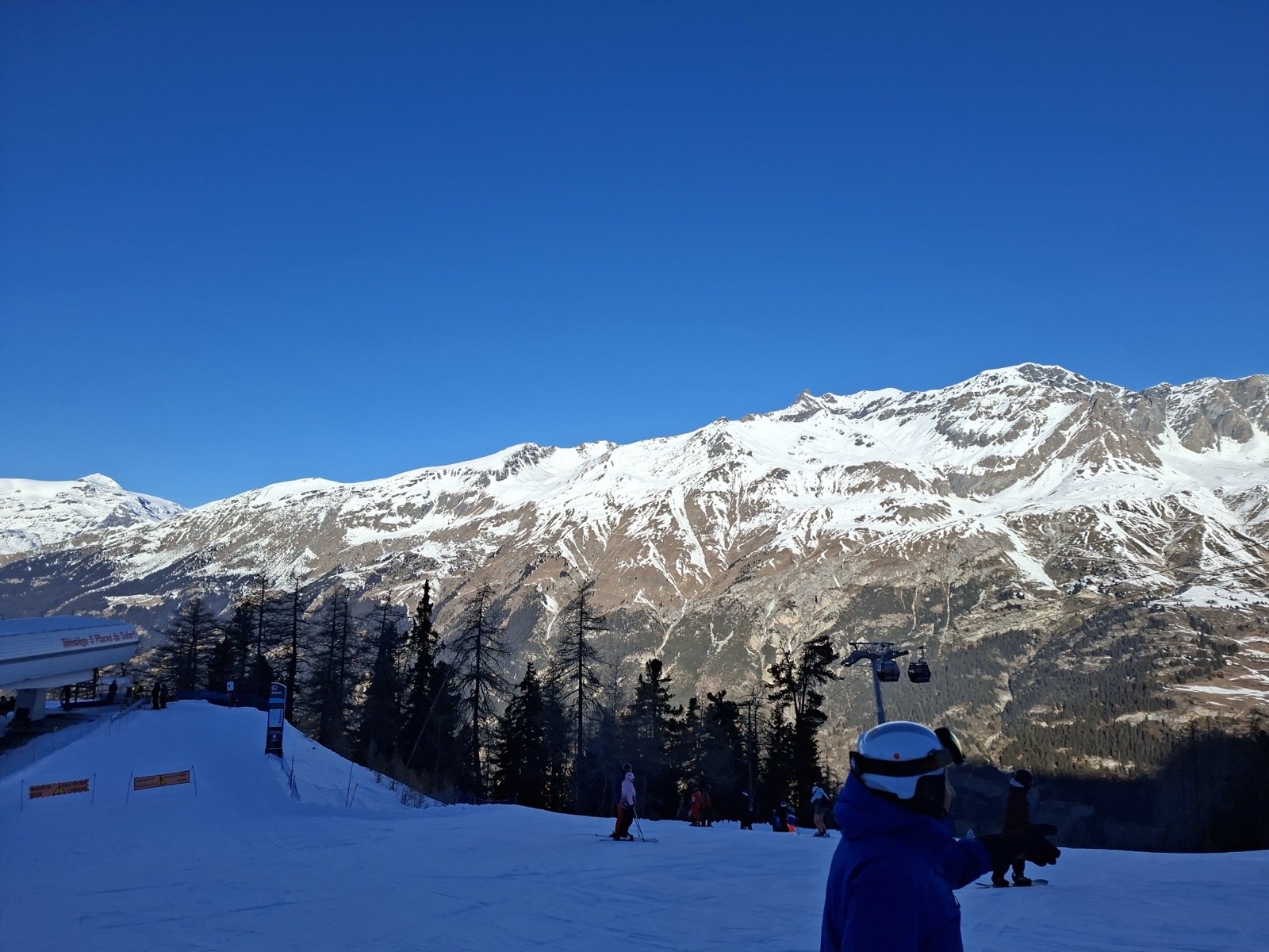 Des sommets enneigés vus d'une piste de ski